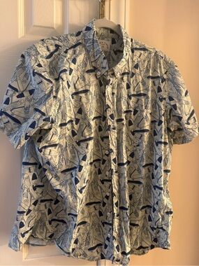 Casual Short-Sleeve Button-Up Shirt in Navy & White